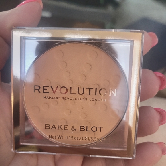 Makeup Revolution Other - Revolution Bake & Blot Powder Peach